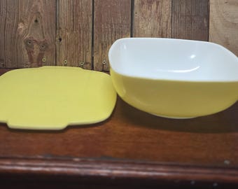 Vintage Bright Yellow Pyrex Square Hostess Casserole Dish with Lid, #525B, 2.5 Qt Capacity