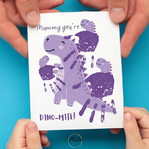 Arte com impressões de mãos de mamãe, placa de impressão de mão faça você mesmo, cartão de impressão de mão de mamãe, arte e artesanato com impressão de mão de mamãe, impressão de mão de dinossauro, pacote de impressão de mão de aniversário