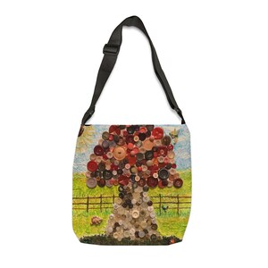 Könnte beinhalten: Eine schwarze Canvas-Tragetasche mit einem farbenfrohen Knopf-Pilz-Design. Der Pilz besteht aus verschiedenen farbigen Knöpfen und ist vor einem grünen Feld mit einem Holzzaun platziert.