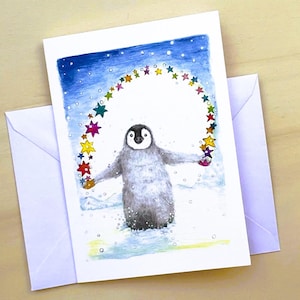 Pinguinkind im Schnee – Springt mit buntem Sternen-Seil |  Winterlandschaft | Fröhlicher Wintergruß für Kinder | Tierbaby Geburtstagskarte