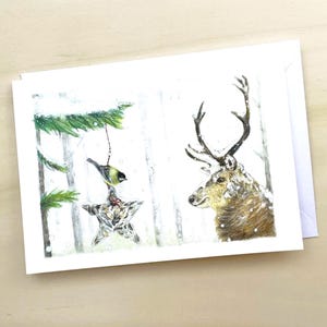 Winterzauber mit Hirsch und Schneeflocken und Meise | Naturkarte Winterkarte für Tierliebhaber | Handgemaltes Wildtier im Schnee