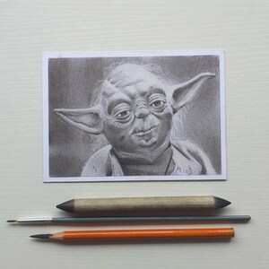 Original Illustration von Yoda, Kohle Kohle, Handgezeichnete A6 Postkarten, Star Wars Kunstwerk, Einzigartiges Geschenk für Star Wars Fans