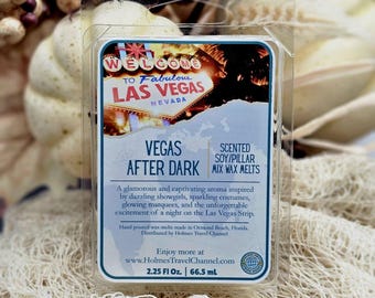 以下が含まれることがあります： Vegas After Darkの香り付きソイピラーミックスワックスメルトが入った透明なプラスチックパッケージ。ラベルにはWelcome to Fabulous Las Vegasの看板、テキストの詳細、66.5mlの容量が記載されています。