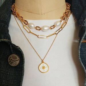 Compass Medallion Collar colgante 14kt Cadena rellena de oro Esmalte blanco Joyería redonda en capas
