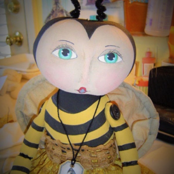 Poupée abeille primitive, bourdon, modèle de poupée primitive, poupées animaux, modèle abeille primaire, poupée en tissu, motif épique