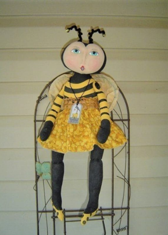 PRIMITIVE PATTERN ~ BUMBLE BEE DOLL AND FLOWER ~ BEE DOLL HOME DECOR #115