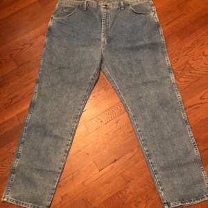 Vintage Men’s Wrangler Hero regular fit 100% cotton jeans size 44 X 32 made in USA