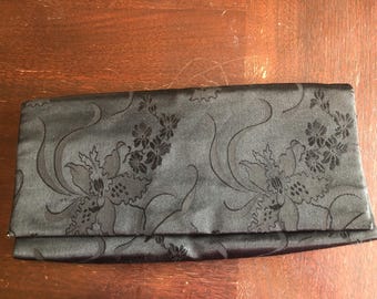 Bolso de mano o cartera vintage de brocado de seda satinada negra fabricado en Japón