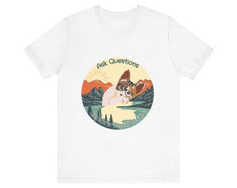 Puede incluir: Camiseta blanca con una ilustración colorida de un gato con gafas y el texto "Ask Questions Explore Possibilities".