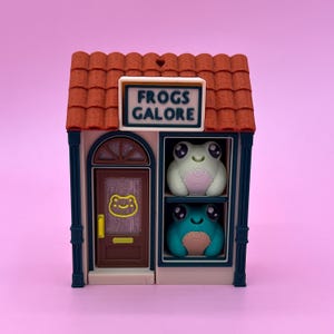 Könnte beinhalten: Rustikales Holzschild mit dem Text "Welcome to our home" in weißen Buchstaben. Das Schild hat eine Used-Optik und ein schlichtes, einladendes Design, perfekt für eine Veranda oder einen Eingangsbereich.