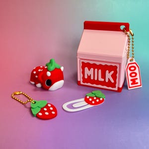 Giocattolo antistress al latte di fragola e set con mucca rossa - Cartone del latte rosa, articoli di cancelleria, ciondolo per borsa