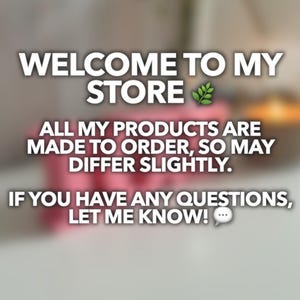 Może przedstawiać: Tekst: Witaj w moim sklepie z grafiką zielonego liścia. Wszystkie moje produkty są robione na zam&oacute;wienie, więc mogą nieznacznie się r&oacute;żnić. Jeśli masz jakieś pytania, daj mi znać! Tekst z grafiką dymku.
