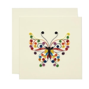 Biglietto di auguri con farfalla colorata fatto a mano in quilling