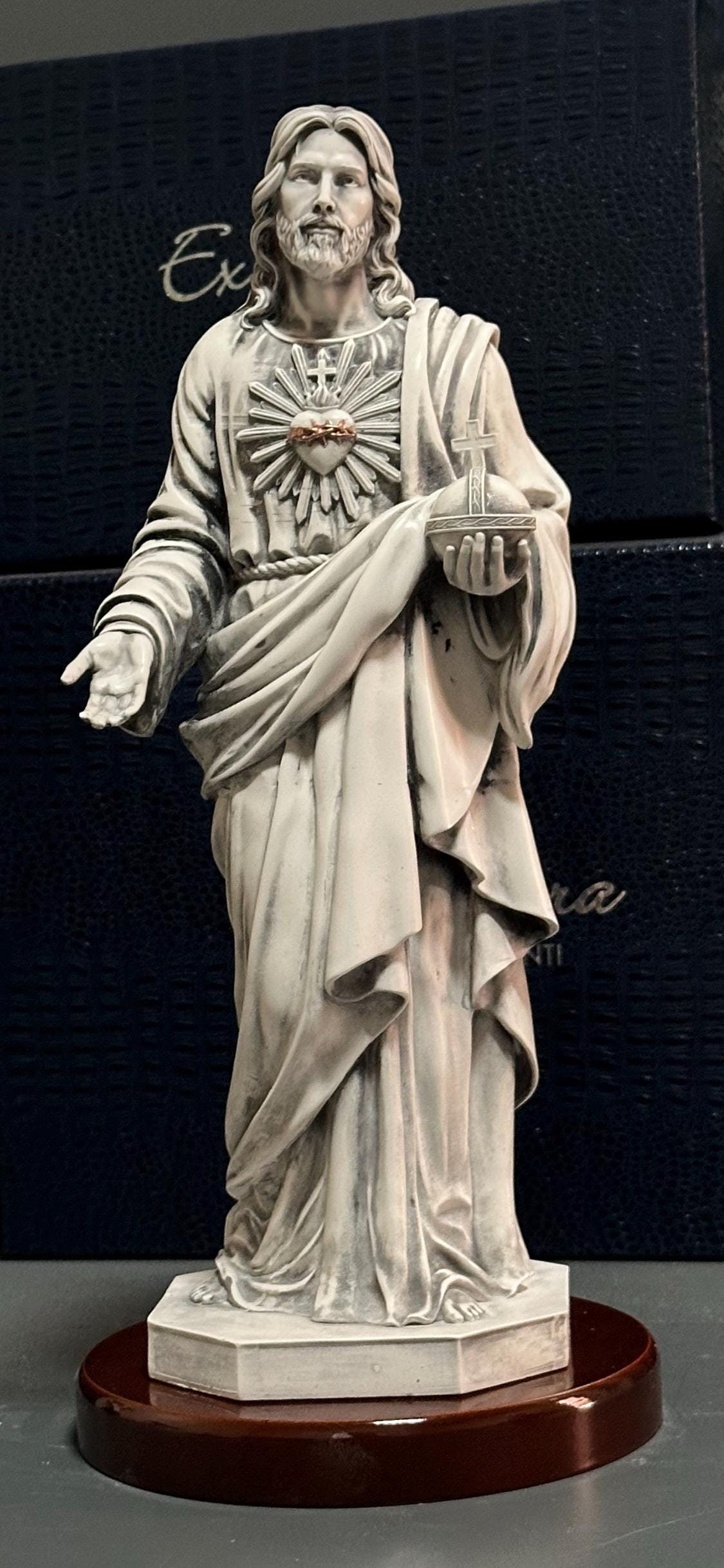 Statue Jesus Christus Heiliges Herz aus Carrara-Marmor, neu zusammengesetzt, 32 Zentimeter
