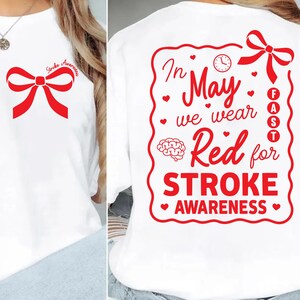 Peut inclure: T-shirt blanc avec un nœud rouge sur le devant et l'inscription "Stroke Awareness" au dos. Le dos du t-shirt porte également l'inscription "In May we wear Red for Stroke Awareness".