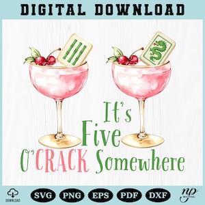 Op de afbeelding: Digitale download graphic met twee roze cocktails met kersen en Mahjong-tegels. De tekst luidt "It's Five O'Clock Somewhere". Bevat bestandsformaten SVG, PNG, EPS, PDF en DXF.