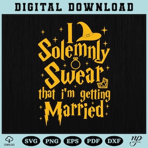 Può includere: Grafica digitale scaricabile con il testo "I Solemnly Swear that I'm getting Married" in giallo su sfondo nero. Il design include un cappello da strega, un anello di diamanti e stelle. Formati file: SVG, PNG, EPS, PDF e DXF.
