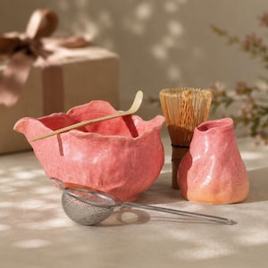 Set di ciotole per matcha rosa corallo, fatte a mano in ceramica rosa con beccuccio, 550 ml, set grande per il tè matcha, regalo per gli amanti del matcha.