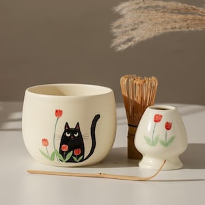 手描きの黒猫とチューリップの抹茶碗 4個セット 陶器の茶碗、茶筅ホルダー、竹の泡立て器付き 抹茶愛好家向け