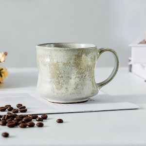Taza de cerámica rústica hecha a mano con asa, estilo vintage, taza de café, taza de cerámica gris y blanca, regalo único para ella.