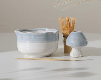 Ensemble de 4 bols à matcha gris clair peints à la main avec support en verre Ensemble matcha, cadeau personnalisé