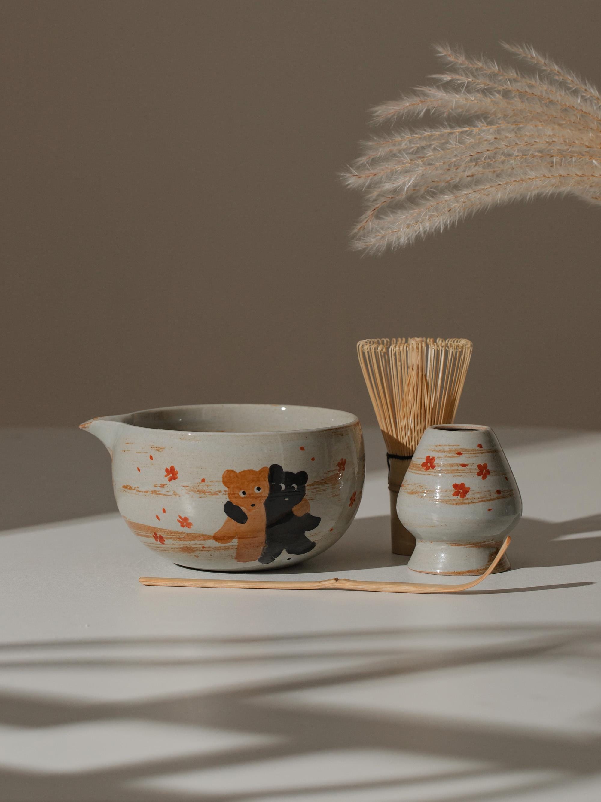 Hand Painted Cute Brown Bear and Black Bear Matcha Kit Ceramic Bowl with and Chasen Holder With Bamboo Whisk Matcha Tea Ceremony 450ml
