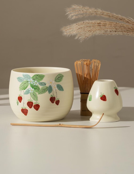 Ensemble matcha aux fraises peint à la main - bol à matcha 600 ml, fouet en bambou et porte-chenets, coffret cadeau matcha