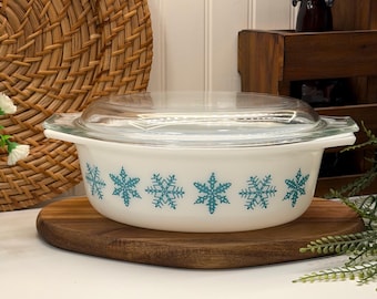 Pyrex Snowflake Turquoise ovenschaal 043 1,5 liter met deksel, vintage melkglazen ovenschaal met blauwe sneeuwvlokken