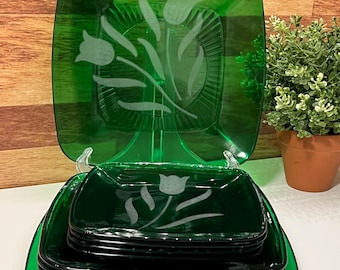 SELTEN – 10-teiliges Anchor Hocking Service „Charm“ in Waldgrün | Mattiertes Tulpenmuster | Quadratisches Glas aus den 1950er Jahren