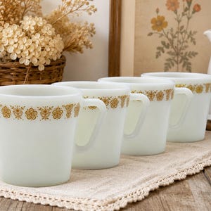 Set med 4 vintage Pyrex Butterfly Gold 1410 mjölkglasmuggar | Corning USA | Retro köksmuggar från 1970-talet - 330 ml