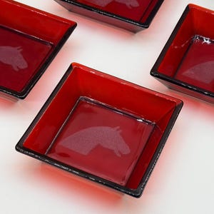 Rzadki zestaw 4 popielniczek w kształcie głowy konia z kolekcji Anchor Hocking Royal Ruby – matowe szkło w stylu jeździeckim w kolorze czerwonym, lata 50. XX wieku