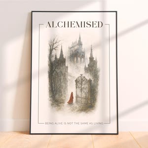 K&ouml;nnte beinhalten: Gerahmter Kunstdruck mit einer gotischen Schlosslandschaft und einer Person in einem roten Umhang. Das Kunstwerk ist in ged&auml;mpften T&ouml;nen gehalten und tr&auml;gt den Text "ALCHEMISED" oben und "BEING ALIVE IS NOT THE SAME AS LIVING" unten.