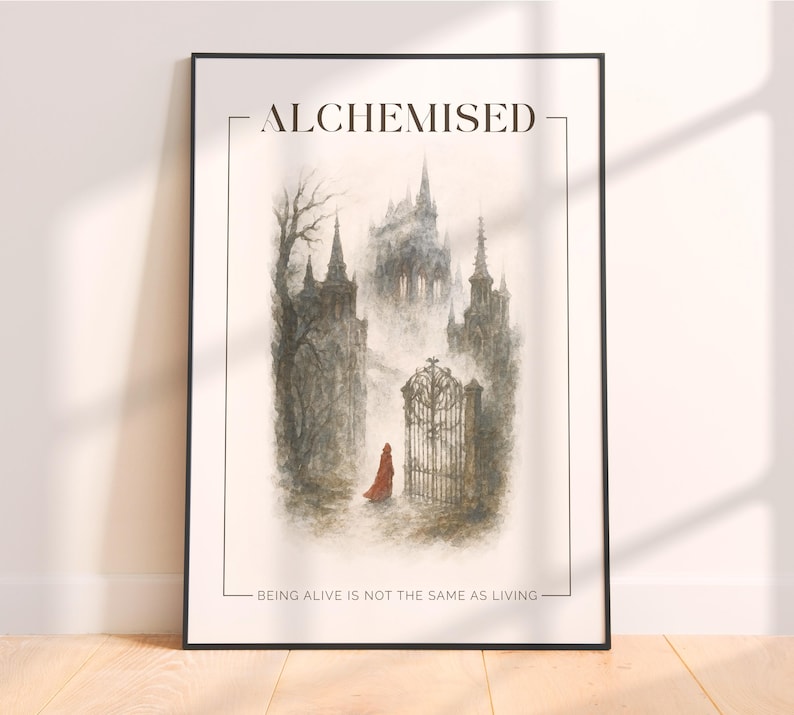 K&ouml;nnte beinhalten: Gerahmter Kunstdruck mit einer gotischen Schlosslandschaft und einer Person in einem roten Umhang. Das Kunstwerk ist in ged&auml;mpften T&ouml;nen gehalten und tr&auml;gt den Text "ALCHEMISED" oben und "BEING ALIVE IS NOT THE SAME AS LIVING" unten.