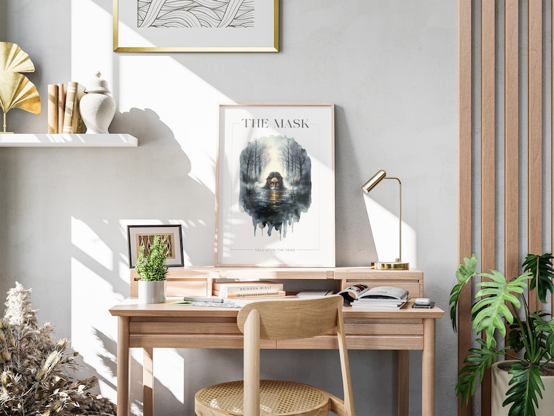 Op de afbeelding: Een ingelijste poster met de titel "THE MASK" en de tekst "CALL UPON THE DEAD" in lichtgrijs. De poster toont een aquarel van een vrouw met een masker in een bosrijke omgeving.