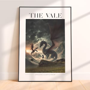 Puede incluir: Un póster con una ilustración de fantasía oscura de una mujer de pie entre dos dragones. El texto "THE VALE" está en la parte superior del póster y "DRAGONS ALWAYS KNOW" en la parte inferior.
