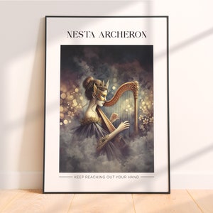 Puede incluir: Una mujer con una máscara y una corona doradas toca un arpa con un marco dorado. El fondo es un cielo oscuro y nublado con luces doradas. El texto "Nesta Archeron" y "Keep reaching out your hand" están en la parte superior e inferior de la imagen.