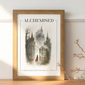 K&ouml;nnte beinhalten: Ein gerahmter Kunstdruck mit dem Wort "ALCHEMISED" oben. Das Kunstwerk zeigt eine gotische Schlosslandschaft mit einer Figur in einem roten Umhang. Der Text "LEBEN IST NICHT DAS GLEICHE WIE LEBEN" steht unten.