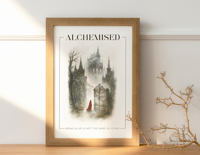 K&ouml;nnte beinhalten: Ein gerahmter Kunstdruck mit dem Wort "ALCHEMISED" oben. Das Kunstwerk zeigt eine gotische Schlosslandschaft mit einer Figur in einem roten Umhang. Der Text "LEBEN IST NICHT DAS GLEICHE WIE LEBEN" steht unten.