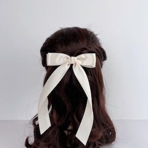 アイボリーサテンロングボウヘアクリップ、女性と女の子のためのウェディングヘアボウバレッタヘアアクセサリー、エレガントなブライダルリボンボウ