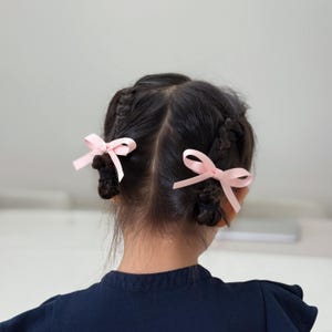 Handgjorda hårspännen i rosa satin med rosett: Set för småbarn och flickor