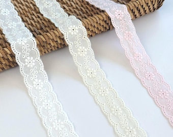 Bordure en dentelle de coton à motif floral : ruban à œillets festonné, blanc et rose - au mètre