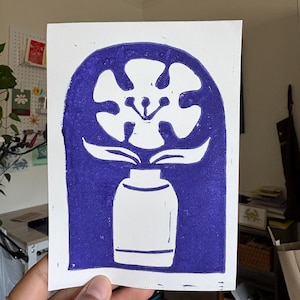 Stampa artistica su linolium con motivi floreali funky, realizzata a mano, in blu navy e viola.