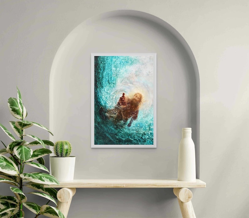 K&ouml;nnte beinhalten: Ein gerahmter Kunstdruck zeigt eine Figur, die ihre Hand aus wirbelndem t&uuml;rkisfarbenem Wasser ausstreckt. Das Kunstwerk verwendet warme Braunt&ouml;ne f&uuml;r die zentrale Figur, die mit den k&uuml;hlen Blau- und Wei&szlig;t&ouml;nen des Wassers kontrastieren und ein Gef&uuml;hl von Tiefe und Bewegung erzeugen.