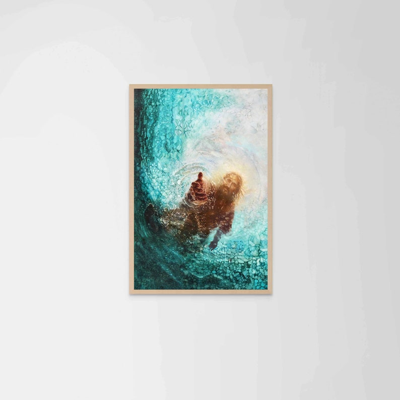 K&ouml;nnte beinhalten: Gerahmtes Kunstwerk, das eine b&auml;rtige Figur zeigt, die sich aus wirbelndem t&uuml;rkisfarbenem Wasser herausstreckt. Das Kunstwerk hat ein warmes, goldenes Licht, das von der Mitte ausgeht, mit einem Holzrahmen.
