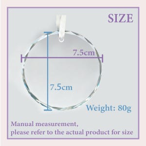 K&ouml;nnte beinhalten: Ein klarer, facettierter Kristallschmuck mit wei&szlig;em Band zum Aufh&auml;ngen. Der kreisf&ouml;rmige Schmuck hat einen Durchmesser von 7,5 cm und wiegt 80 g. Das Bild enth&auml;lt den Text "SIZE" und "Weight: 80g".