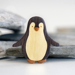 Épingle pingouin en bois | Mini broche animal mignon | cadeau positif pour répandre le sourire | Accessoire Happy Cheerful Penguin pour vestes, sacs et plus