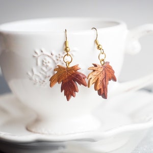 Ahornblatt Ohrringe - Handgefertigte Herbst Schnitzereien - Einzigartiger Herbst Schmuck für Naturliebhaber