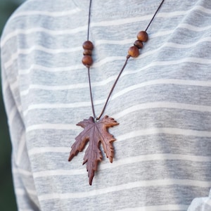 Handgefertigte Herbst Ahornblatt Halskette - Einzigartiger Herbst Schmuck für Naturliebhaber