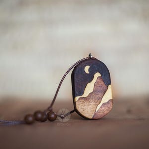 Handgemaakte walnootketting - met de hand gesneden walnoot en hanger met bittere sinaasappelberg / in lengte verstelbare bedel met natuurthema