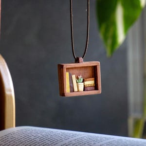 Collar de estantería portátil / Colgante de madera hecho a mano y joyería artesanal